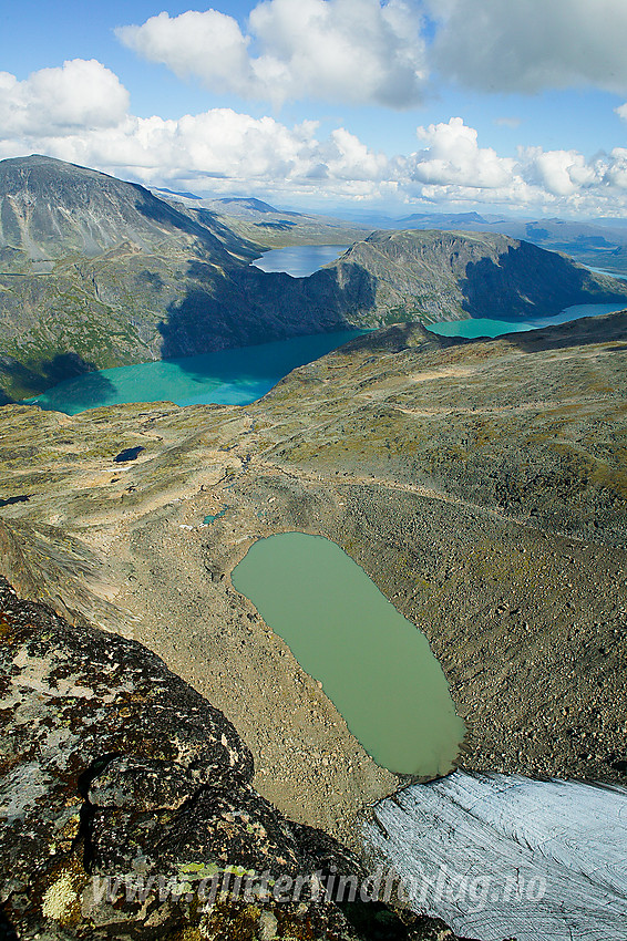 Utsikt fra Eggen mot Besshøe og Veslfjellet med Besseggen.