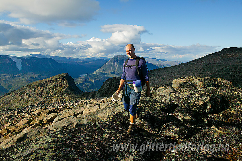 På vei over Tjønnholstinden NØ (2180 moh) med Eggen like i bakgrunnen. Besshøe bak personen på bildet og Høgdebrotet delvis utenfor bildet til høyre.