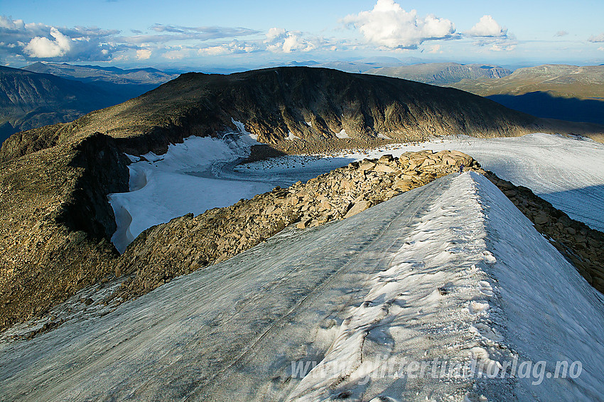 På ryggen øst for Steinflytinden mot Steinflybrean og Høgdebrotet (2226 moh).