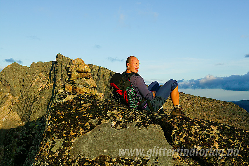 Pause på Tjønnholstinden NV1 (ca. 2220 moh) med Tjønnholstinden i bakgrunnen.