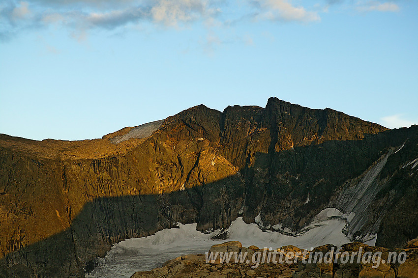 Tjønnholstinden (2330 moh, til høyre) sett fra nord med den mektige nordveggen. Til venstre Steinflytinden (2138 moh).