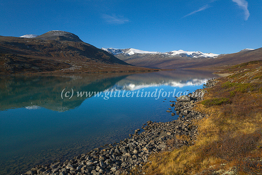 Idyllisk ved Russvatnet. I bakgrunnen bl.a. Surtningssue og Styggehøbreatindane.