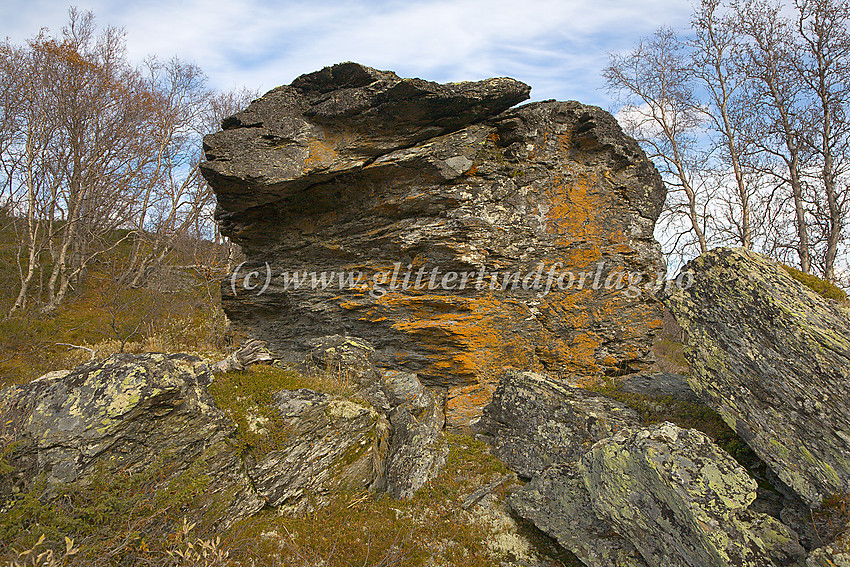 En stor stein like nord for traktorveien i Russdalen.