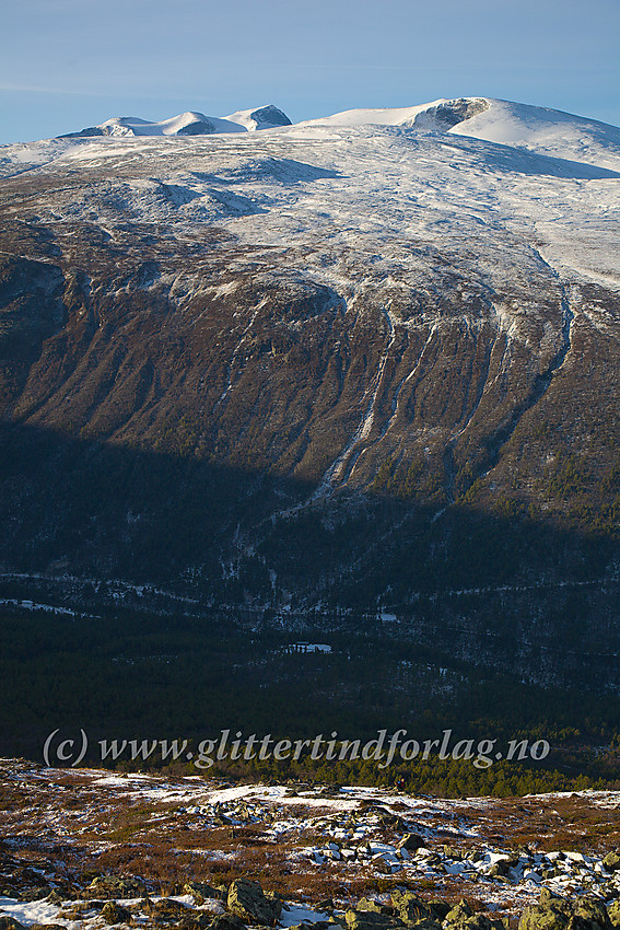 På vei opp mot Lauvhøe fra Visdalssætren. Visdalen nede i skyggen og Galdhøpiggen og Kjelhøe i bakgrunnen.