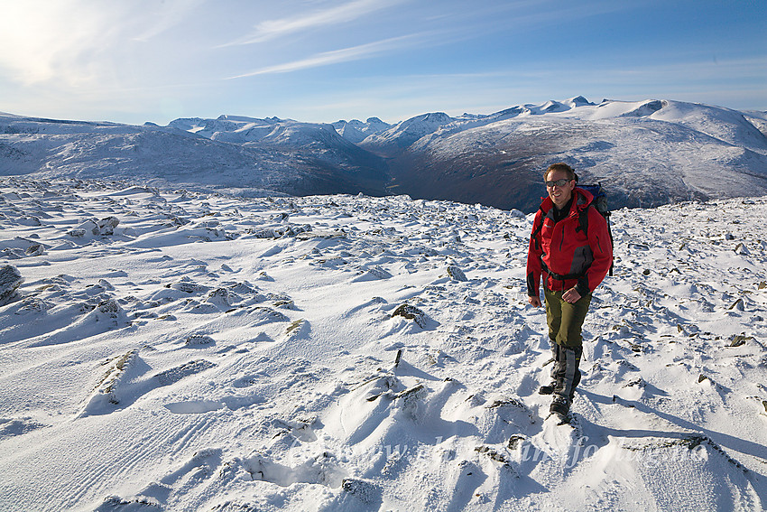 På ryggen vest for Lauvhøe med utsikt sørover i retning Visdalen. Galdhøpiggen er det høyeste fjellet, til høyre i bildet.