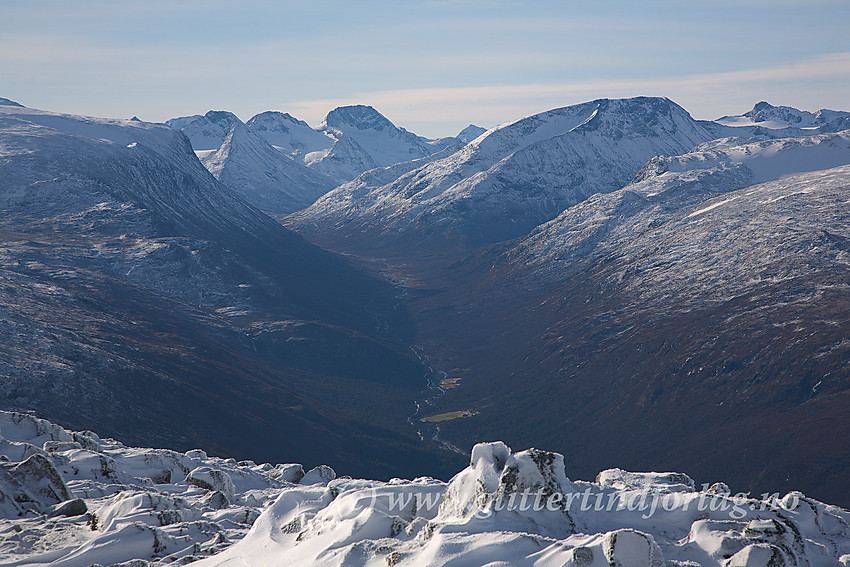 Utsikt fra Lauvhøe, litt vest for toppen, mot Visdalen i sør. På bildet ses bl.a. Store Urdadalstinden (2116 moh), Semelholstinden (2147 moh), Visbreatinden (2234 moh), Styggehøe (2213 moh) og Store Bukkeholstinden (2213 moh).