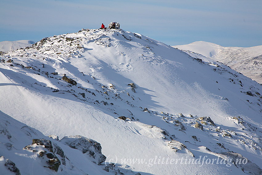 Pause på toppen av Lauvhøe (1991 moh). Moldulhøe (2044 moh) ses i bakgrunnen til høyre.