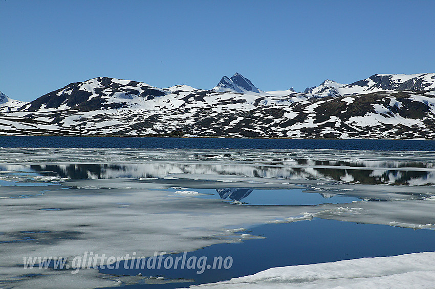 Vårløsning på Tyin med Uranostinden (2157 moh) i bakgrunnen. 