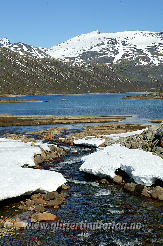 Galdebergtinden ruver over Bygdin, sett fra Eidsbugarden.