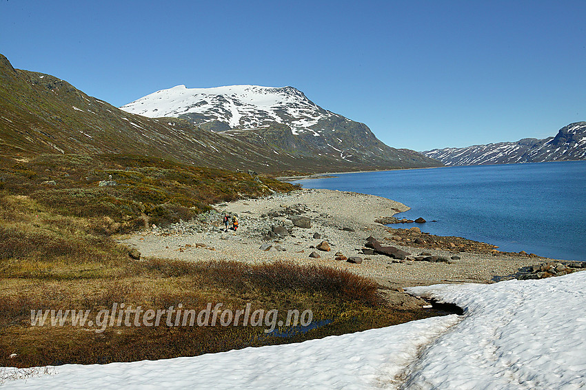 På vei mot Galdebergtinden som ruver over Bygdin.