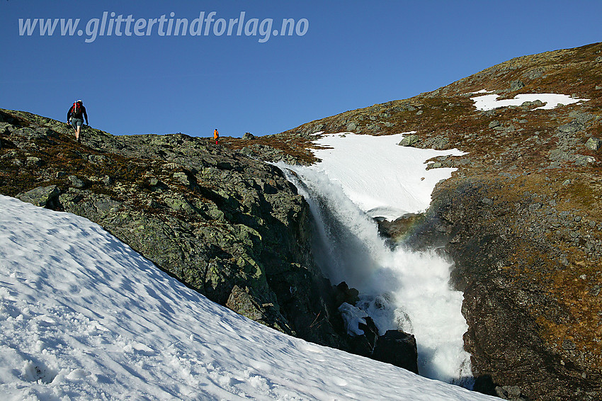 Bare en kort avstikker fra stien fra Fondsbu og Eidsbugarden mot Gjendebu og Torfinnsbu, like under toppen av bakken, står man rett ved den flotte fossen til Høystakka.