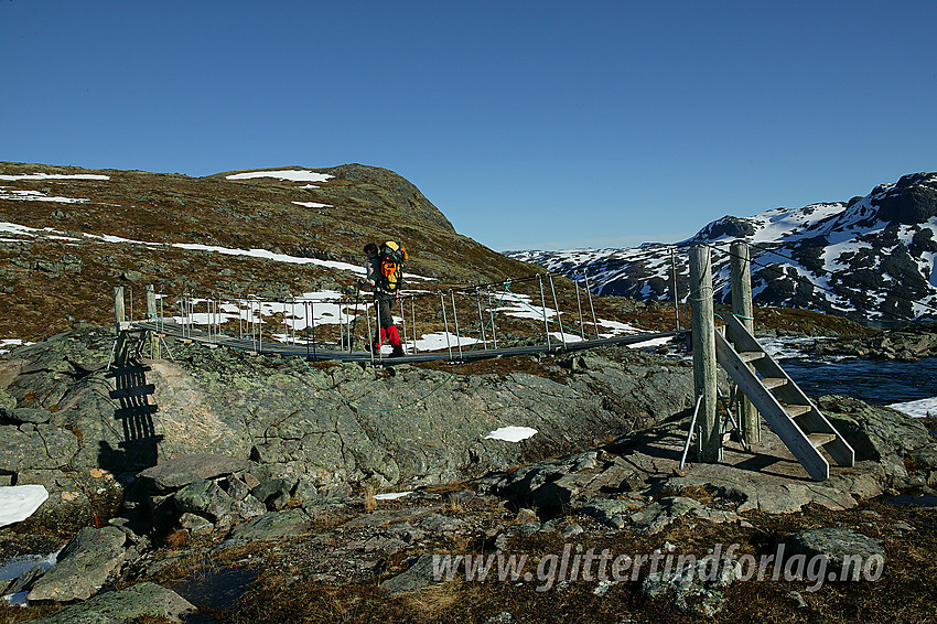 På flott hengebro over Høystakka.