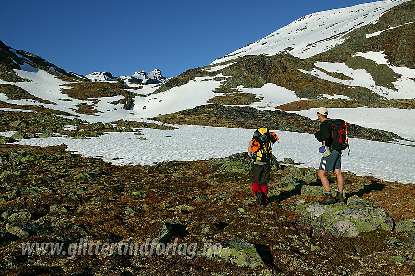 På vei mot Galdebergtinden med bakkene opp til toppen til høyre i bildet og Slettmarkpiggen (2164 moh) i bakgrunnen.