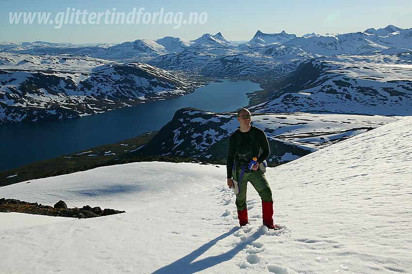 På vei opp mot Galdebergtinden med utsikt tilbake mot Eidsbugarden og fjellene rundt Falketind.