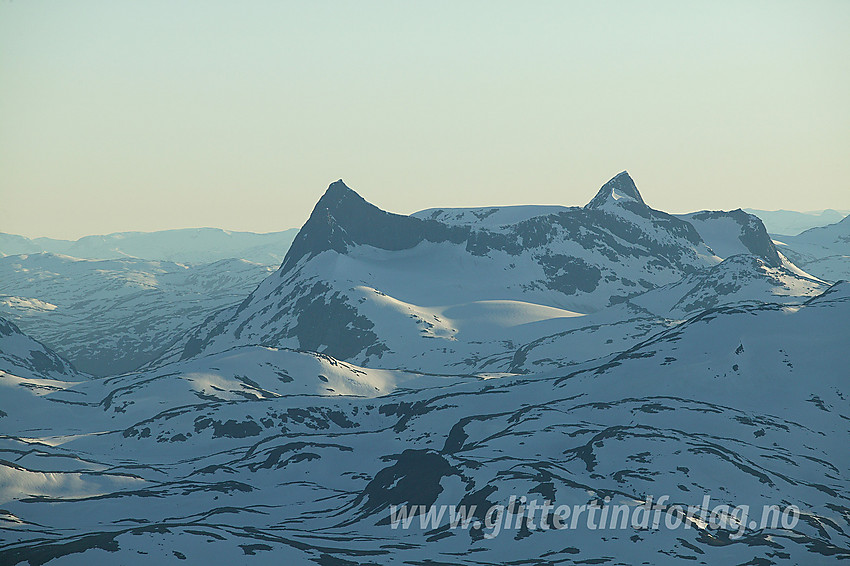 Fra Galdebergtinden (2075 moh) mot Falketind (2068 moh) og Stølsnostinden (2074 moh, til høyre) med telelinse.