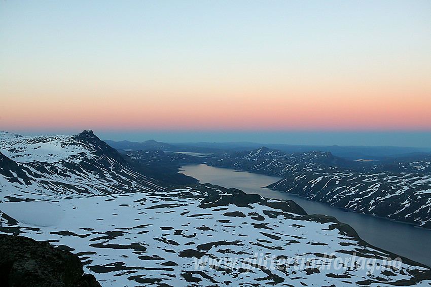 Utsikt fra Galdebergtinden østover mot Torfinnstindane (2119 moh, til venstre) og utover Bygdin i kveldinga. Til høyre for Bygdin ses Bitihorn og Skyrifjellet, mens helt i bakgrunnen i midten skimtes Vinstri med Skaget.