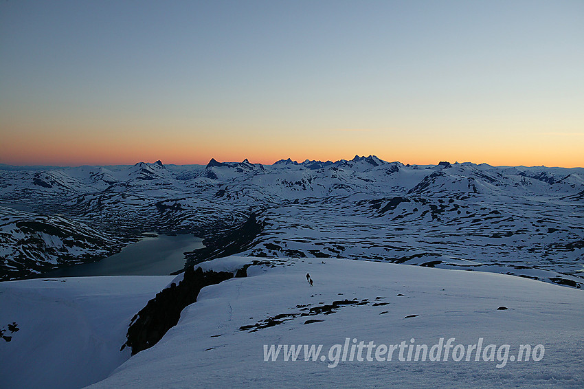 Under nedstingningen fra toppen av Galdebergtinden etter solnedgang med utsikt vestover mot bl.a. Falketind (2068 moh) og Hurrungane.