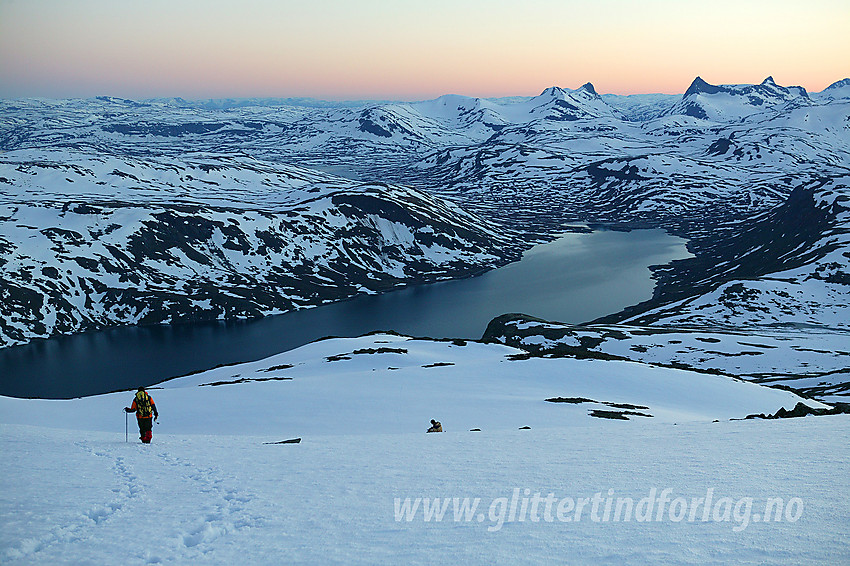 Under nedstingningen fra toppen av Galdebergtinden etter solnedgang med utsikt vestover mot bl.a. Hjelledalstinden og Falketind (2068 moh).