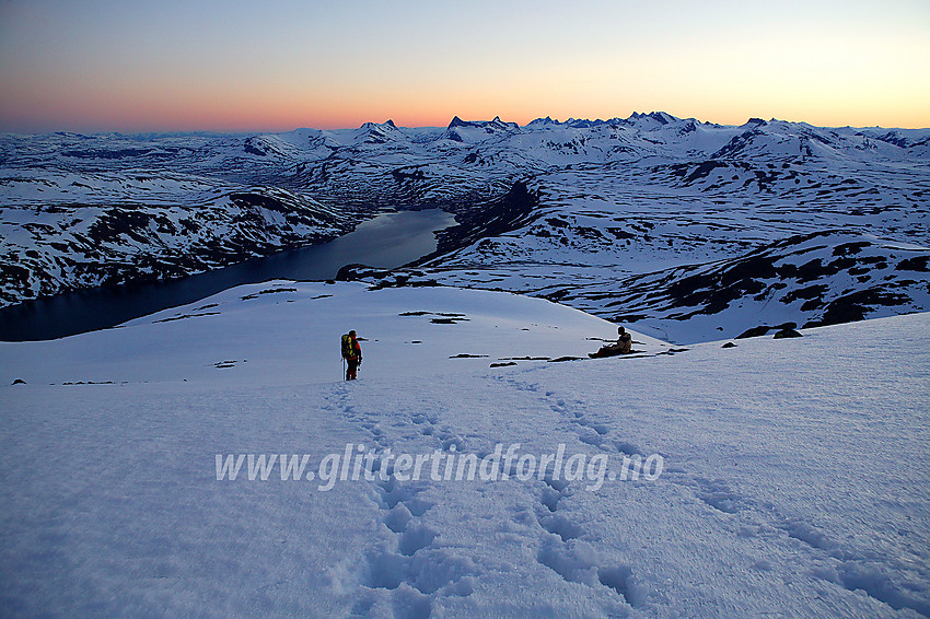 Under nedstingningen fra toppen av Galdebergtinden etter solnedgang med utsikt vestover mot bl.a. Hjelledalstinden, Falketind (2068 moh) og Hurrungane.