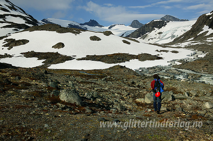 På vei fra Leirdalen inn mot Storbrean. I bakgrunnen bl.a. Sokse (2189 moh), Sausen (2077 moh), Kniven (2133 moh) og Store Smørstabbtinden (2208 moh).