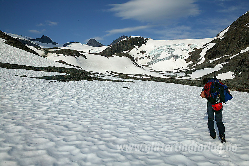 På vei inn mot Storbrean i Vest-Jotunheimen med breen i sikte. I bakgrunnen ses noen av Smørstabbtindane.