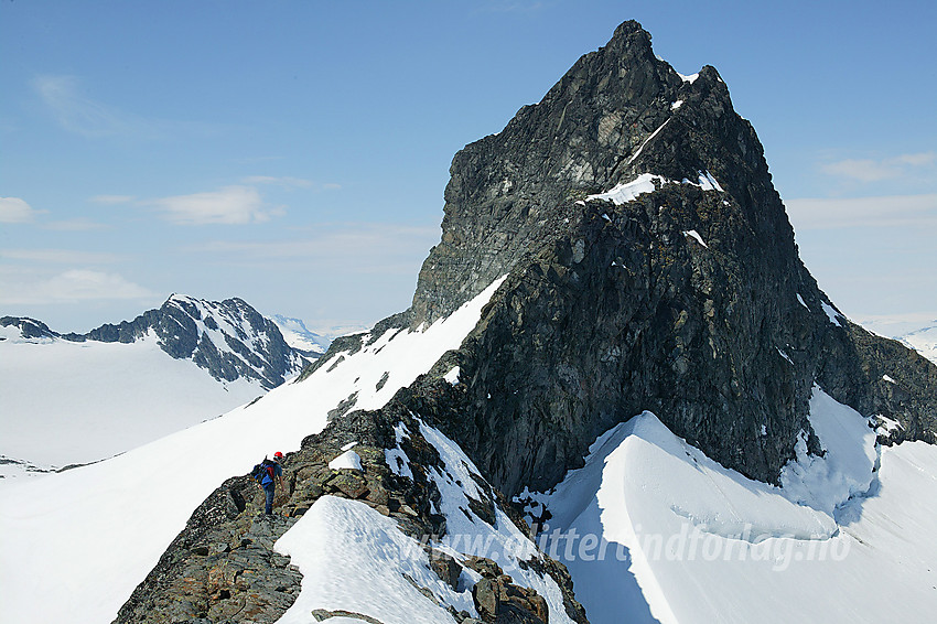 På vei mot Sokse (2118 moh) fra øst. Bak til venstre ses Skeie (2118 moh).