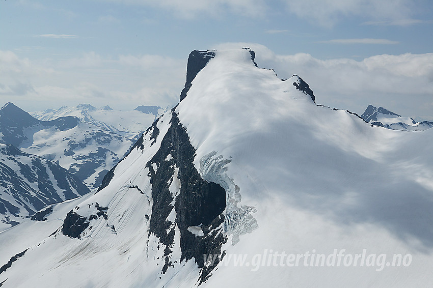 Storebjørn (2222 moh) med Bjørnebrean sett fra nord. Litt nedenfor og til høyre for toppen ses den vesle sekundærtoppen noen kaller Bjørnelabben.