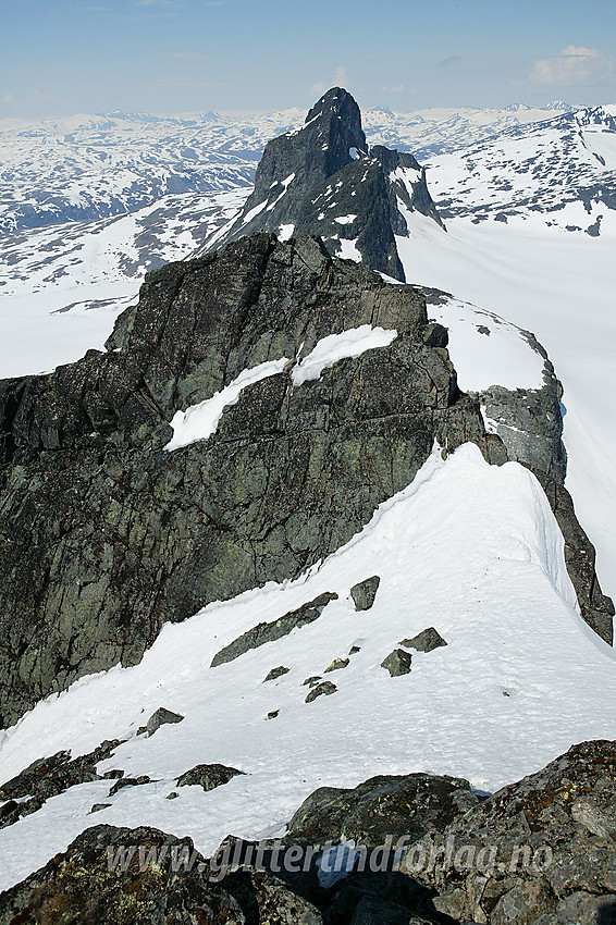 Utsikt fra Sokse nordover med den nordlige tvillingtoppen i forgrunnen. Bakenfor der ses Kniven (2133 moh) og Store Smørstabbtinden (2208 moh).