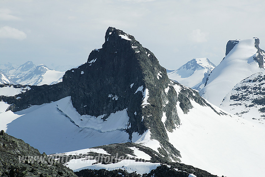 Utsikt norover fra Kniven mot Sokse (2189 moh) og Storebjørn (2222 moh bak til høyre).