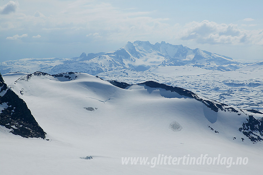 Utsikt i sørvestlig retning fra Kniven mot Kalven (2034 moh) og videre over Sognefjellet mot Hurrungane.