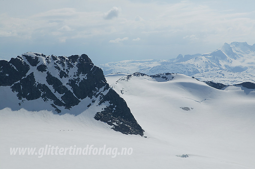 Utsikt i sørvestlig retning fra Kniven Skeie (2118 moh) og Kalven. Legg merke til de små prikkene som utgjør et taulag nede på breen under Skeie.