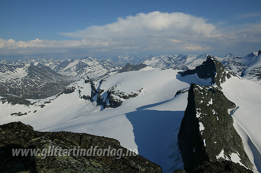 Utsikt sør til sørøstover fra Store Smørstabbtinden mot Kniven (2133 moh), Sokse (2189 moh) og Storbrean, for å nevne noe.