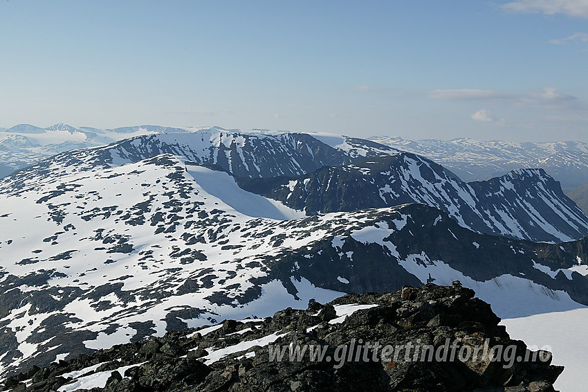 Utsikt nordover fra Store Smørstabbtinden mot Storbreatinden (2018 moh), Veslbreatinden (2092 moh) og Veslfjelltinden (2157 moh). Bak Storbreatinden til høyre ses Bakarste (2093 moh) og Framste (2003 moh) Skagsnebb. Lenger bak ses også Loftet (2170 moh) mens Hestbreapiggane og Lomseggje tegner horisonten.