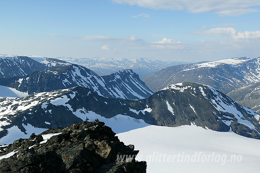 Utsikt i nord til nordøstlig retning fra Store Smørstabbtinden. Den nærmeste fjellryggen går fra Storbreatinden (2018 moh) og ut til Storbreahøe (2001 moh). Bakenfor der følger Skagsnebbene og så Loftet. Bak til høyre ses bl.a. Dumhøe og Storgrovhøe mens Lomseggje ruver i det fjerne.