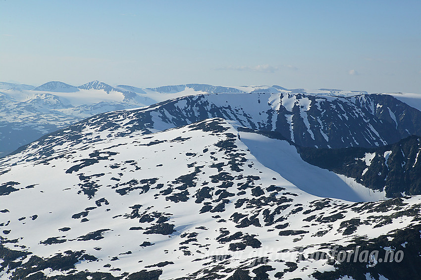 Utsikt nordover fra Store Smørstabbtinden. I forgrunnen Veslbreatinden (2092 moh) etterfult av Veslfjelltinden (2157 moh). I bakgrunnen Hestbreapiggane.