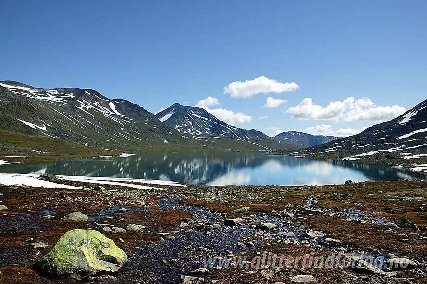 Fra stien mellom Leirvassbu og Olavsbu mot Langvatnet. Sentralt i bakgrunnen ses Semeltinden (2236 moh).