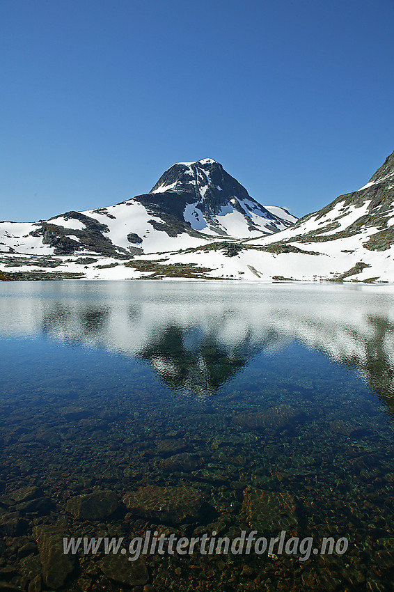 Ved Semeldalsmunnen med Austre Rauddalstinden (2086 moh) som speiler seg i vannet.