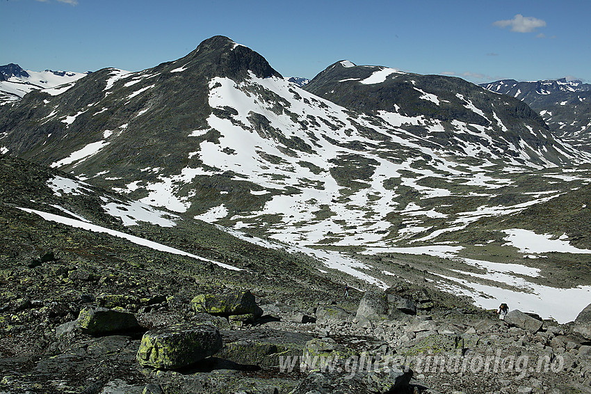 På vei opp mot Rauddalseggje fra nordvest. I bakgrunnen bl.a. Austre Rauddalstinden (2086 moh) og Midtre Høgvagltinden (2066 moh). Rauddalsbandet ses også godt.