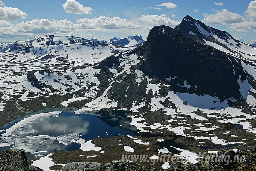 Utsikt fra vestryggen på Rauddalseggje ned i Rauddalen og bort til Olavsbunuten (1970 moh) og Mjølkedalstinden (2138 moh).