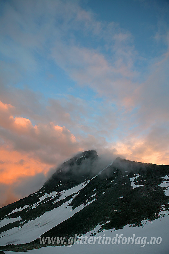 Tåkeskyer danser rundt Store Rauddalseggje (2168 moh) ved solnedgang.