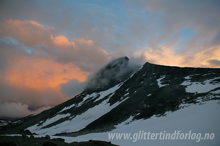 Tåkeskyer danser rundt Store Rauddalseggje (2168 moh) ved solnedgang.