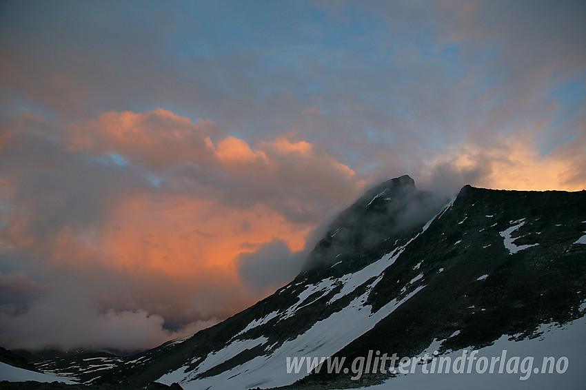 Tåkeskyer danser rundt Store Rauddalseggje (2168 moh) ved solnedgang.