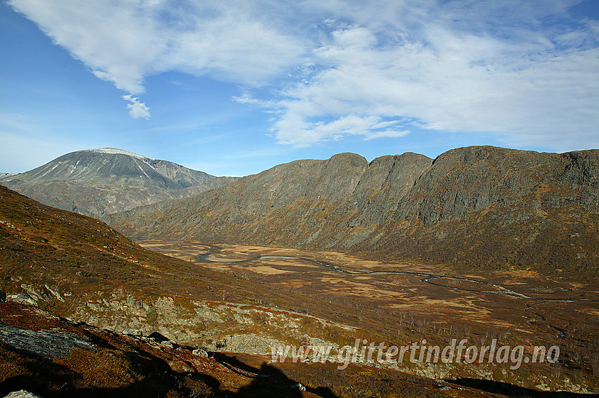 I lia nord for Semelhøe med blikk utover nedre del av Leirungsdalen, mot Knutshøe (1517 moh) og Besshøe (2258 moh).