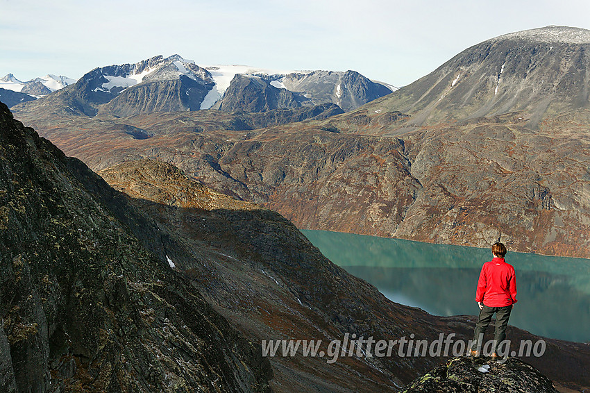 På et luftig fremspring like øst for toppen på Bukkehåmåren. På bildet ses bl.a. Surtningssumassivet (2368 moh) og Besseggen i bakgrunnen, mens Gjende og Veslløyfttinden ses mer i forgrunnen.