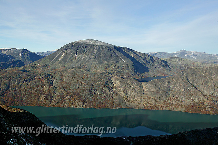 Utsikt like ved Bukkehåmåren i nordlig retning mot bl.a. Gjende, Besshøe (2258 moh), Bandet og Besseggen. 