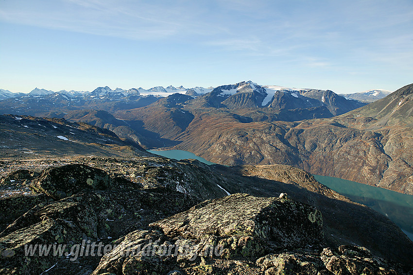 Utsikt nordvestover fra Bukkhåmåren mot Gjende, Surtningssumassivet og videre innover i Jotunheimen. Man kan også se odden der Memurubu ligger.