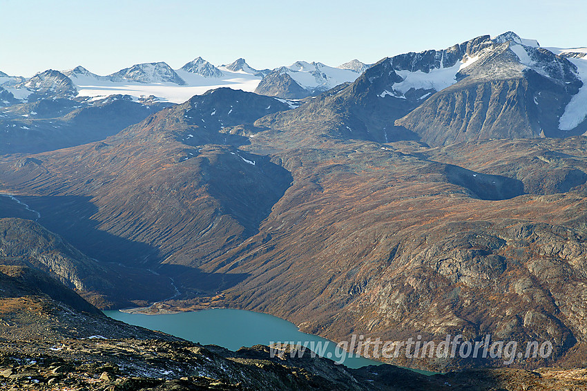 Utsikt fra Bukkehåmåren mot Surtningssue (2368 moh til høyre) og videre innover Memurudalen mot Vestre Memurubrean og Hellstugutindane. I forgrunnen ses Gjende og Memurubu langt nede.