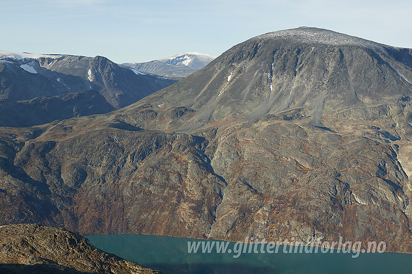 Utsikt nordover fra Bukkehåmåren mot Gjende og Besshøe (2258 moh). I bakgrunnen ses bl.a. Glittertinden (2464 moh). Midt på bildet ses det tydelge Bjørnbølet med Bjørnbølbekken som leder opp til Bjørnbøltjønne.