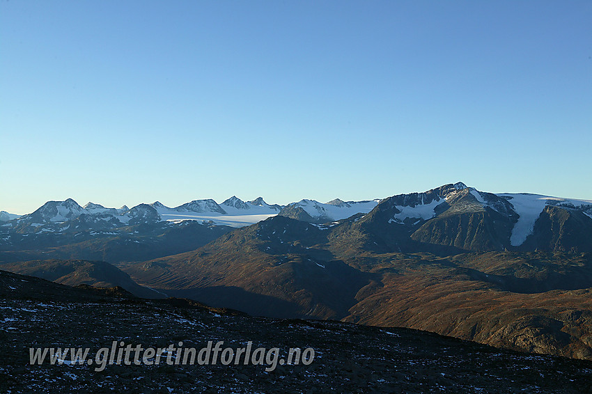 Utsikt fra Bukkehåmåren en flott høstkveld mot bl.a. Hellstugutinder, Memurutinder og Surtningssumassivet.