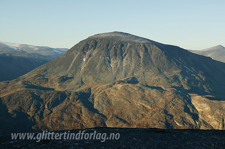 Utsikt fra Kvassryggen mot Besshøe (2258 moh). Bak til høyre ses Nautgardstinden (2258 moh).